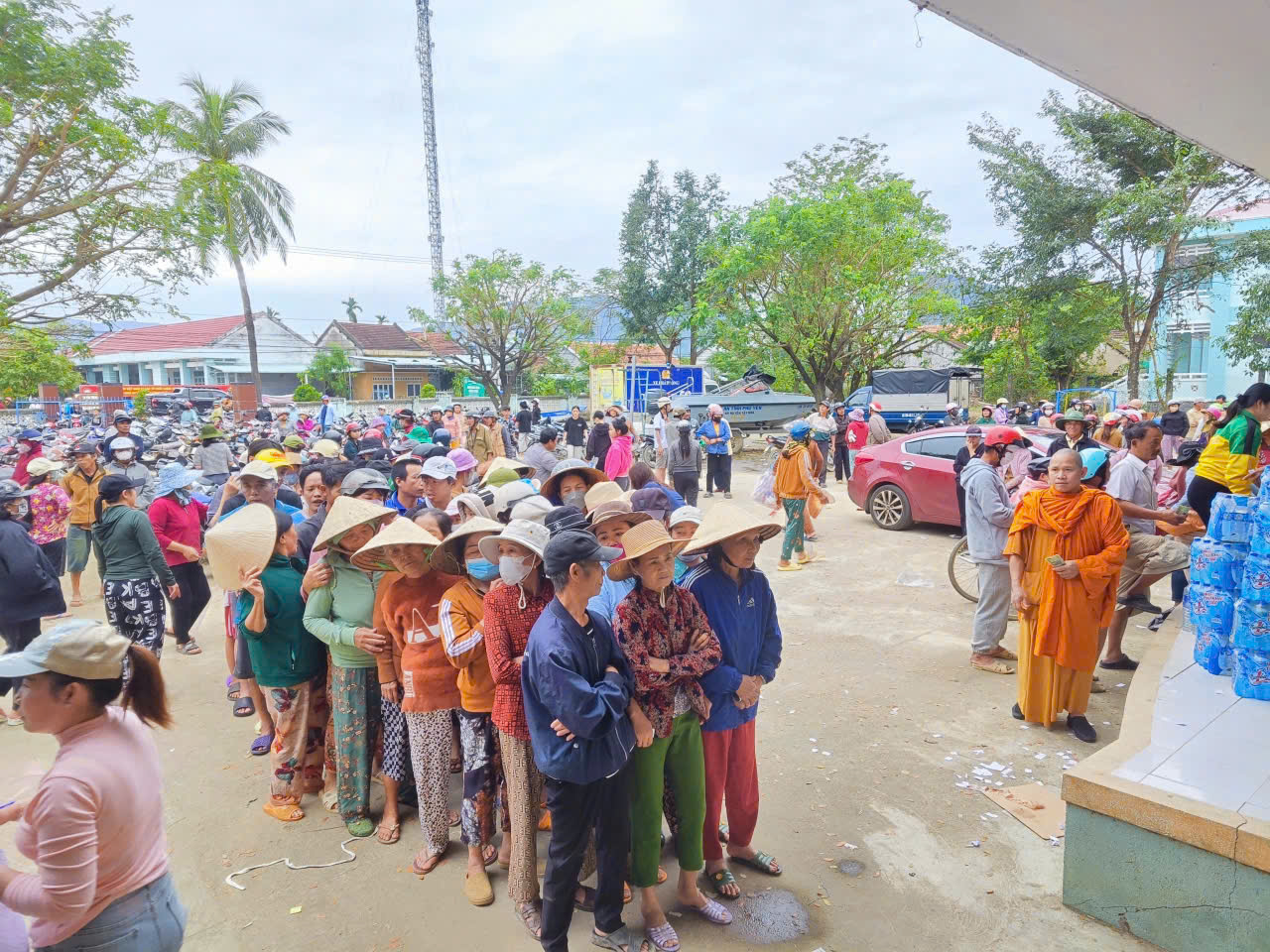 Tịnh Xá Ngọc Lai trao 200 quà đến bà con xã Hòa Thịnh và Hòa Phú tỉnh ĐakLak